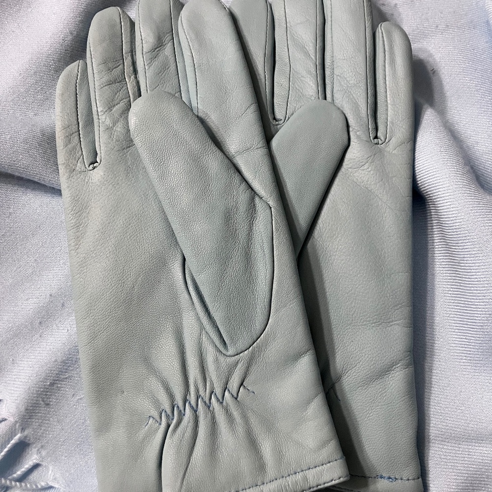 Leather gloves in Baby Blue!